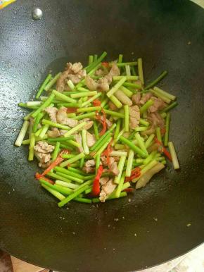 加入生抽、盐炒匀即可。