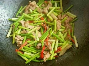 加入生抽、盐炒匀即可。