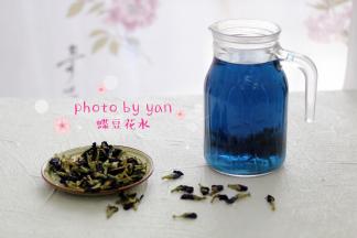 1、蝶豆花用热水泡开，放凉待用。