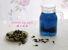 1、蝶豆花用热水泡开，放凉待用。