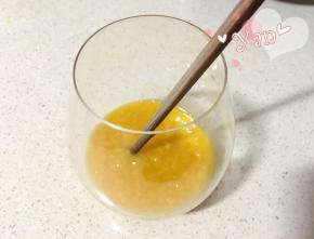 一、芒果渐变饮料。
1、芒果打成泥放入杯底，加入适量蜂蜜搅匀；