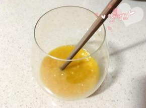 一、芒果渐变饮料。
1、芒果打成泥放入杯底，加入适量蜂蜜搅匀；