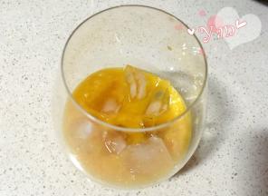 2、放入适量冰块；