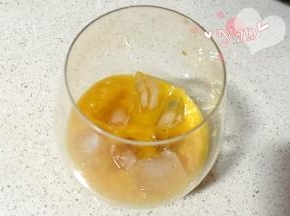 2、放入适量冰块；