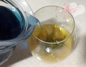 3、倒入一些蝶豆花水；