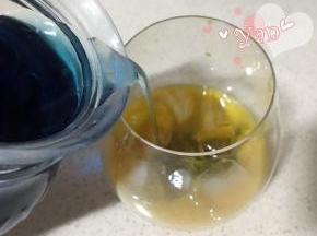 3、倒入一些蝶豆花水；