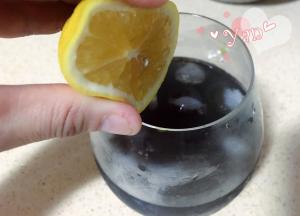 4、挤入一些柠檬汁，再倒入蝶豆花水至满杯。