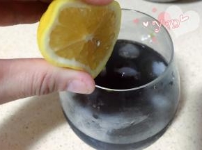 4、挤入一些柠檬汁，再倒入蝶豆花水至满杯。