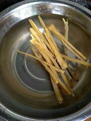 腐竹用凉水浸泡两个小时。