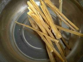 腐竹用凉水浸泡两个小时。