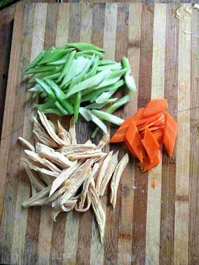 洗净后再把西芹和胡萝卜，腐竹切一下。