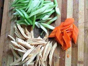 洗净后再把西芹和胡萝卜，腐竹切一下。