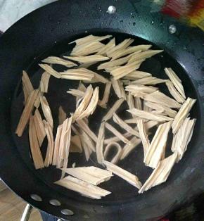 锅里坐水，加入盐，开后下腐竹焯一分钟