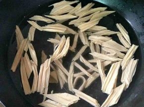 锅里坐水，加入盐，开后下腐竹焯一分钟