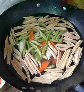 再下胡萝卜、西芹焯两分钟。