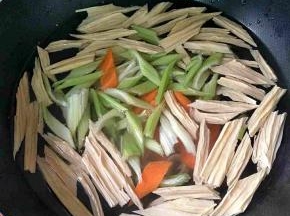 再下胡萝卜、西芹焯两分钟。