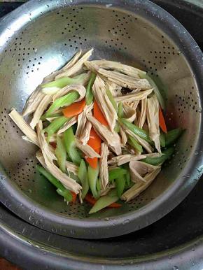 捞出过凉开水里，沥干，倒入碗中，