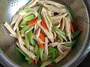 捞出过凉开水里，沥干，倒入碗中，