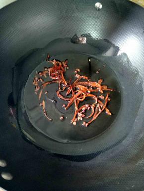 热锅凉油，下花椒，干辣椒，小火煸香。再把干辣椒和花椒捞出不用。