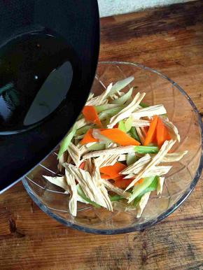 把热油淋在焯好的三种菜上