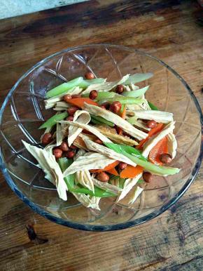 再加入花生，生抽，醋、白糖，香油拌匀即可