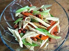 再加入花生，生抽，醋、白糖，香油拌匀即可