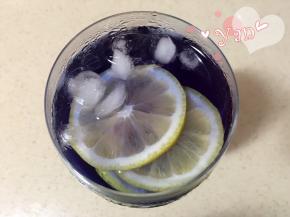 4、倒入蝶豆花水至满杯。