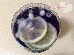 4、倒入蝶豆花水至满杯。