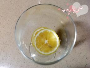 二、蜂蜜柠檬渐变饮料。
1、柠檬片放入杯底；