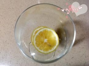 二、蜂蜜柠檬渐变饮料。
1、柠檬片放入杯底；