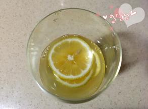 2、倒入一些蜂蜜水；