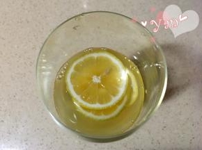 2、倒入一些蜂蜜水；