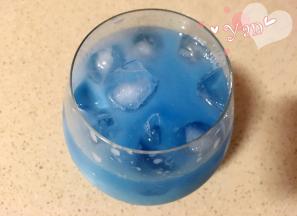 2、倒入蝶豆花水至满杯，挤入柠檬汁上面那层就会变成淡紫色。