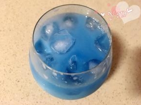 2、倒入蝶豆花水至满杯，挤入柠檬汁上面那层就会变成淡紫色。