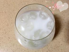 三、双色蝶豆花茶。
1、炼奶加水冲开，放入冰块；