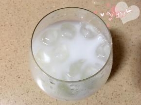 三、双色蝶豆花茶。
1、炼奶加水冲开，放入冰块；