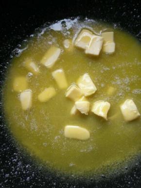 黄油放入不粘锅中，小火加热至融化。