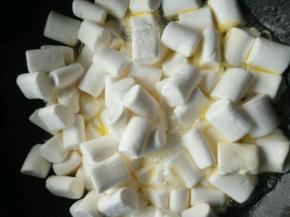 然后加入棉花糖，继续小火翻炒至棉花糖融化。