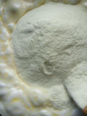 再放入奶粉，继续搅拌均匀。