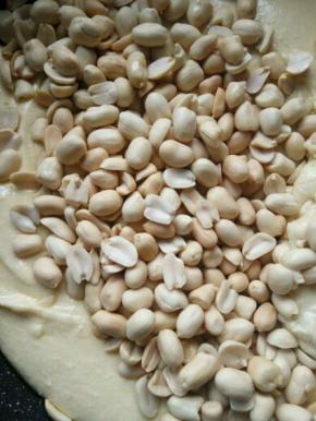 再关火放入花生仁。