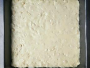 准备托盘，铺上一张油纸，把糖团放上去，压平成两厘米厚的方块。