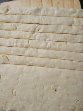 放凉后用刀切成一条条。