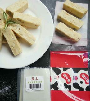 然后准备糯米纸跟包装纸，一颗颗包好即可。