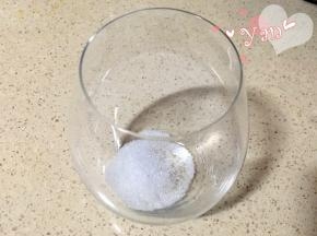 四、蓝天白云天空特饮。
1、杯底放一些糖；