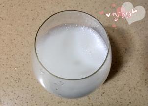 2、倒入半杯牛奶或椰浆；