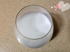 2、倒入半杯牛奶或椰浆；