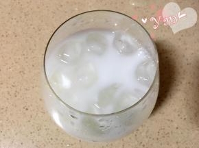 3、放入大半杯冰块；