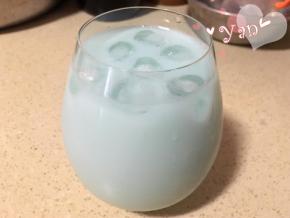 4、倒入蝶豆花水至满杯。