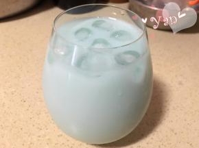 4、倒入蝶豆花水至满杯。