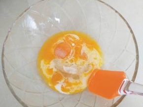 把蛋黄中加入色拉油，纯牛奶，白糖，搅拌均匀。